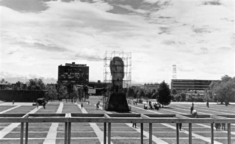 La estatua de Miguel Alemán que fue dinamitada en la UNAM - México ...