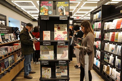 Amazon’s Brick-and-Mortar Bookstores Are Not Built for People Who Actually Read | The New Yorker