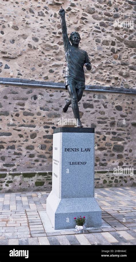 dh Denis Law statue ABERDEEN SCOTLAND Scottish Footballers statue ...