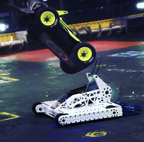 Bite Force vs Hypershock fight photo : battlebots