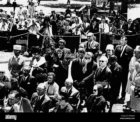 MOURNERS ATTEND MARILYN MONROE'S FUNERAL MARILYN MONROE FUNERAL (1962 Stock Photo - Alamy