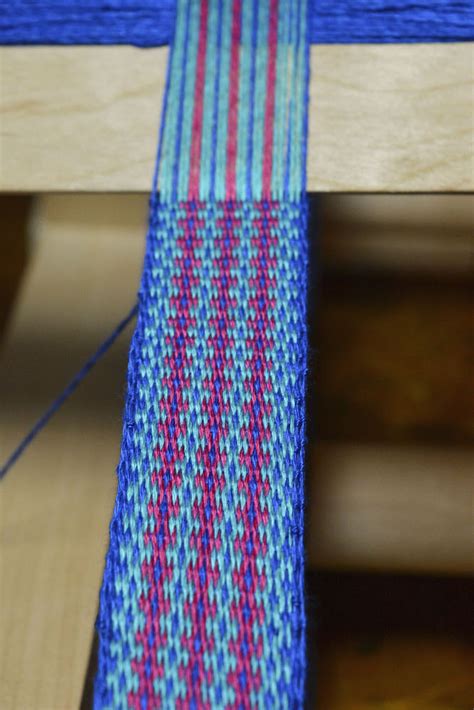 How to weave on an inkle loom