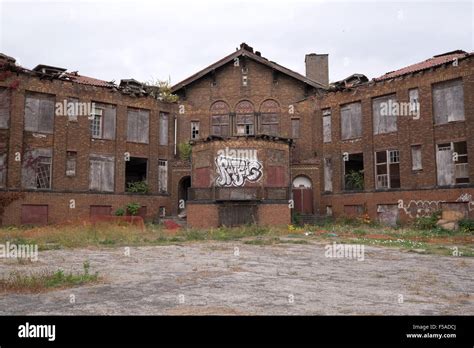 Abandoned inner city school in St. Louis, Missouri, USA Stock Photo - Alamy