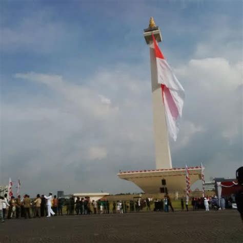 Chris John Pimpin Pengibaran Bendera Merah Putih Raksasa di Monas