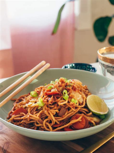 Easy Indonesian Mie Goreng Recipe (vegetarian fried noodles) | Sunshine ...