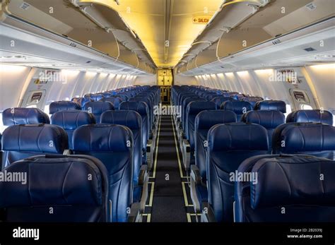 Narrow body aircraft hi-res stock photography and images - Alamy