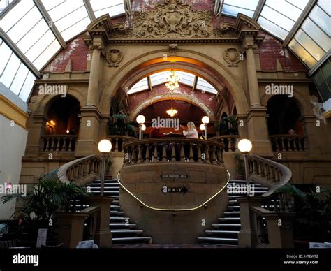 Wetherspoons pub in Harrogate Stock Photo - Alamy