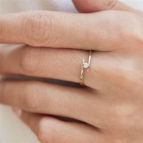 Minimalist diamond ring in yellow gold | KLENOTA