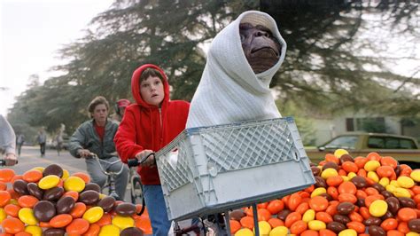 Inside 'E.T.'s Reese's Pieces Sequence and Why Steven Spielberg Was Forced to Swap Candies in ...