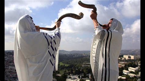 Shofar Blowing - Sound with Pictures - YouTube