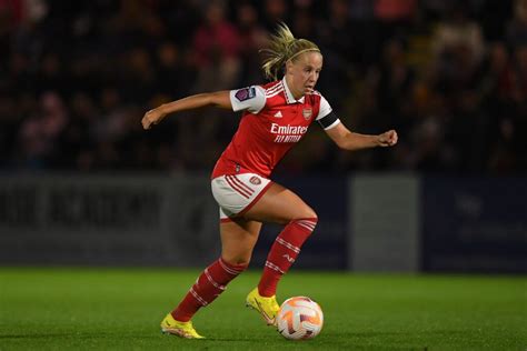 North London Derby: Beth Mead becomes first female player on Arsenal programme