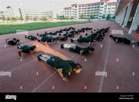 100 meter for men hi-res stock photography and images - Alamy