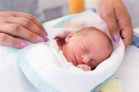 Newborn baby girl in the hospital — Stock Photo © Patryk_Kosmider #75543805