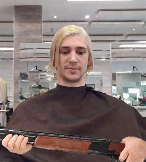 Rare image of Kurt Cobain playing with his shotgun, April 4th 1994 : r/xqcow