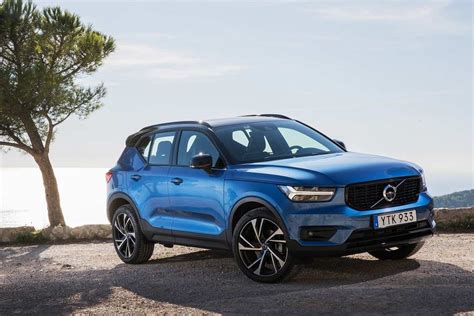 2018 Volvo XC40 Bursting Blue Front Quarter - AUTOBICS