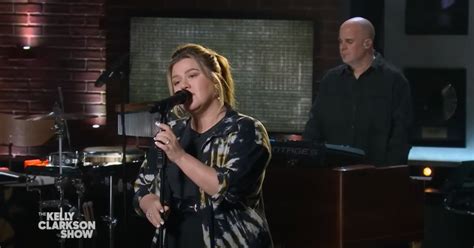 Kelly Clarkson delivers a ‘smashing’ version of a ‘90s rock hit in her ...