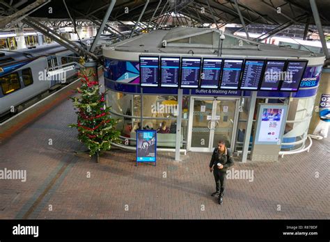 Manchester airport railway station hi-res stock photography and images ...