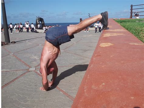 Start Bodyweight Training: Handstand push up progression