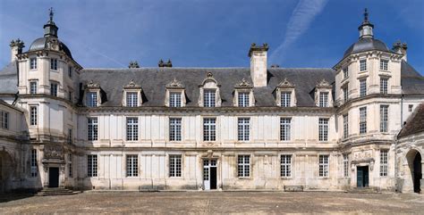 File:Chateau Tanlay facade cour grand chateau.jpg - Wikimedia Commons