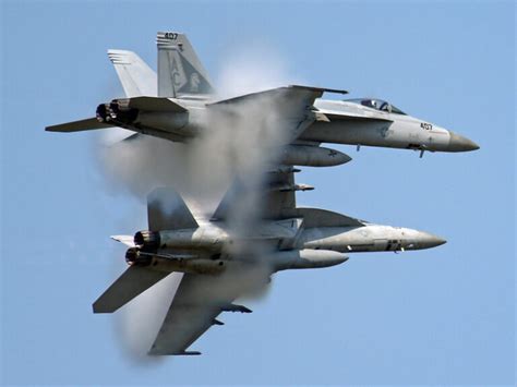 U.S. East Coast NAS Oceana Airshow Returns to Massive Crowds ...