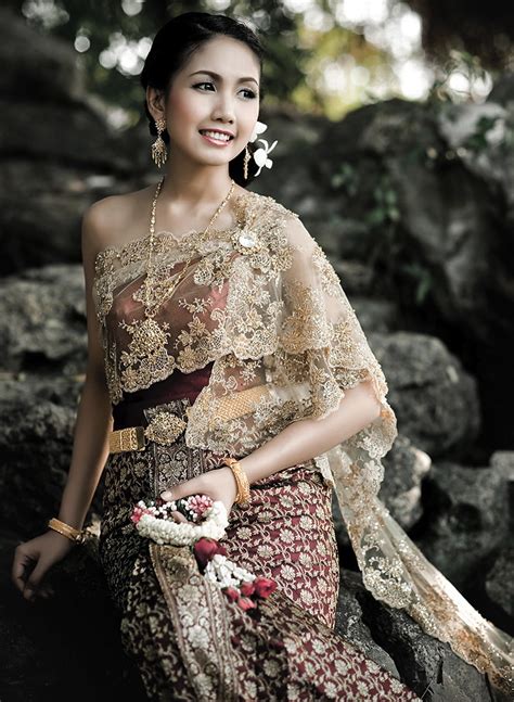 Wedding in Thailand: Thai Wedding Dresses