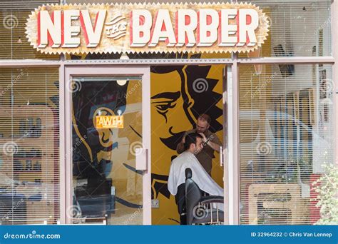 Peluquero Barber Shop Entrance Fotografía editorial - Imagen de habilidad, miradas: 32964232