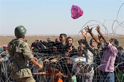 ISIS Forays Send Waves of Refugees Into Turkey - The New York Times