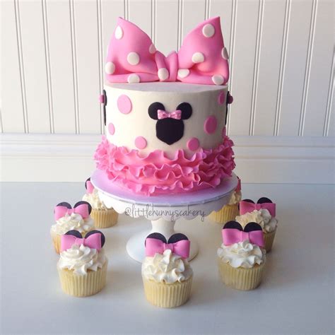 Minnie Mouse cake and cupcakes | Pastel de minnie, Pastel de minnie mouse, Tortas de cumpleaños ...