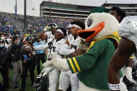 LOOK: Oregon Duck mascot trolls Washington State on social media following win - On3