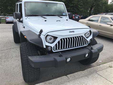 This Jeep's grill that looks like an angry face : r/mildlyinteresting