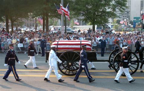 RONALD REAGAN STATE FUNERAL CASKET ON CAISON IN 2004-8X10 PHOTO EP-829 ...