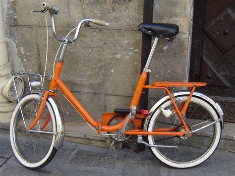 File:Paris folding bike-2.jpg - Wikimedia Commons