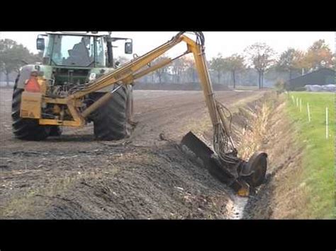 Fendt Vario 714 cleaning a ditch. - YouTube