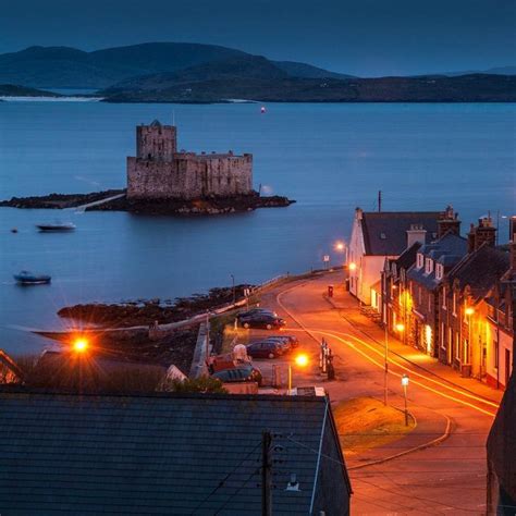 The Isle of Barra’s main (and only) town Castlebay has a castle in the bay, naturally. Kisimul ...