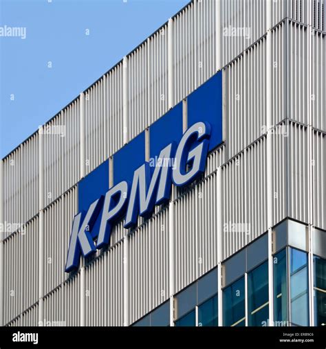 KPMG roof level sign on office building in Canary Wharf Stock Photo, Royalty Free Image ...