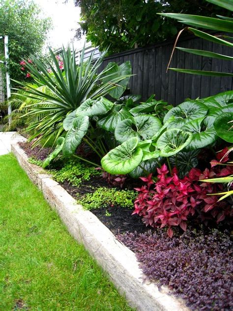 28 Refreshing Tropical Landscaping Ideas | Garden landscape design ...