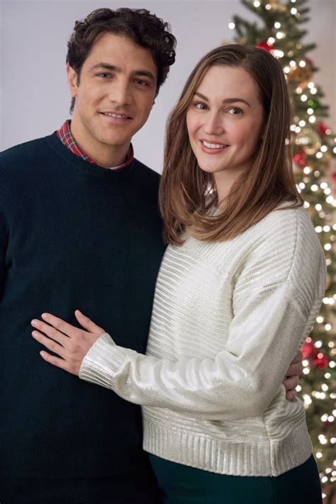 Godwink Christmas Couple - TV Fanatic