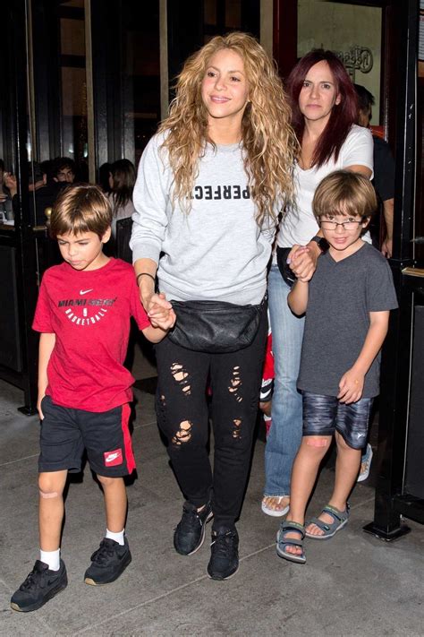 Shakira Takes Her Sons to Dinner at The Cheesecake Factory in Beverly ...