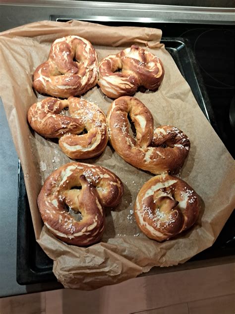 [Homemade] Laugenbrezel (lye pretzels) : r/food