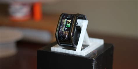 Nubia Watch Review: A Futuristic Smartwatch Stuck in the Past