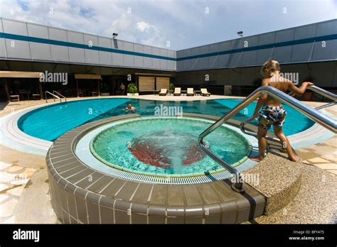 Schwimmbad innen zum internationalen Flughafen Changi in Singapur Stockfotografie - Alamy