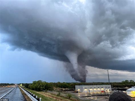 Devastating tornado rips through residential area in Kansas - Hot ...