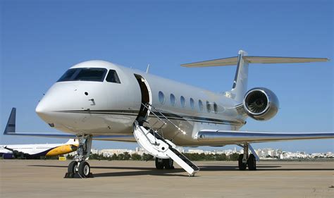 Gulfstream G550 - популярный бизнес-джет для административных перелетов