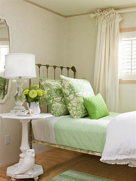 15 Beautiful Spring Bedroom With Flower themes | HomeMydesign