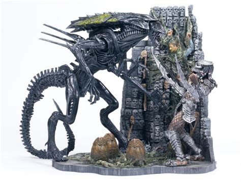 McFarlane Toys’ Alien Queen and Scar Predator Diorama Review