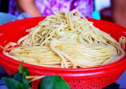 Cao Lau - the traditional food in Hoi An | Vietnam cuisine