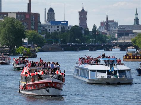 Man urinating on to tourist boat from bridge causes several injuries ...