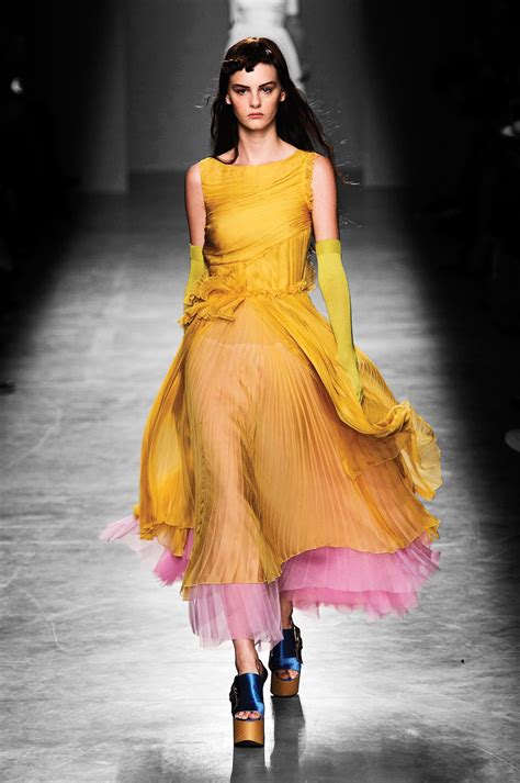 Charting the History of the Yellow Dress, from the Red Carpet to the Spring 2017 Runway ...