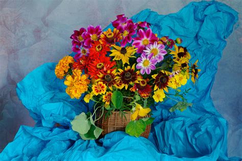 A bouquet of flowers in a basket Jigsaw Puzzle (Plants, Flowers) | Puzzle Garage