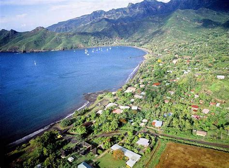 Vista aérea de la isla Nuku-Hiva, en el archipiélago de las Marquesas ...